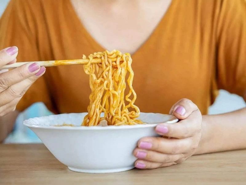 co-gai-tre-lam-viec-qua-nhieu-an-mi-tom-thay-com-soc-khi-phat-hien-bi-ung-thu