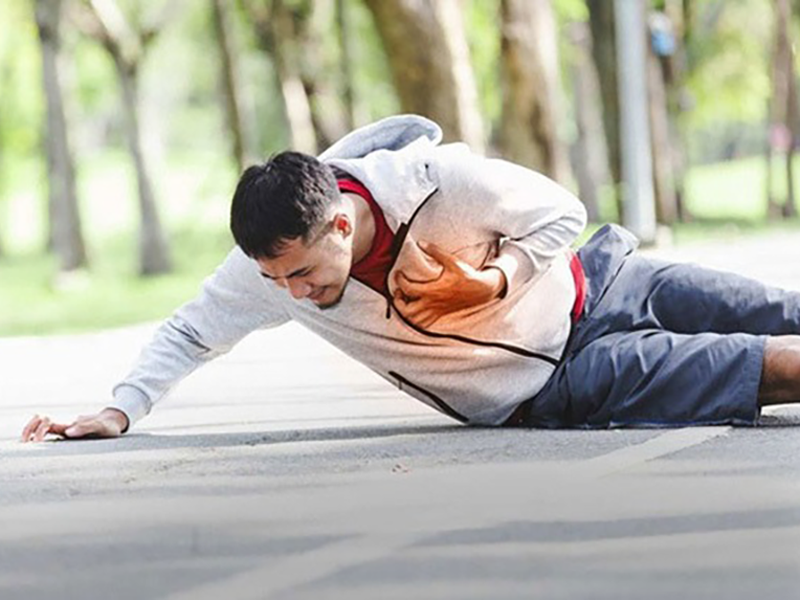 nguoi-dan-ong-ngat-vao-buoi-sang-tai-sao-tap-the-duc-som-nhieu-rui-ro